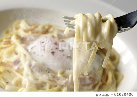 カルボナーラを食べる カルボナーラを食べる 61020406