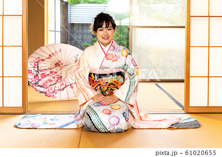 振袖を着た女性 61020655