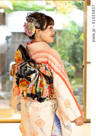 振袖を着た女性 61020837