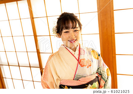振袖を着た女性 振袖を着た女性 61021025