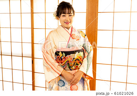振袖を着た女性 振袖を着た女性 61021026