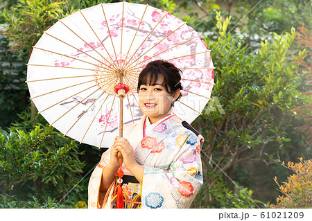 振袖を着た女性 61021209