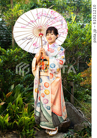 振袖を着た女性 振袖を着た女性 61021210