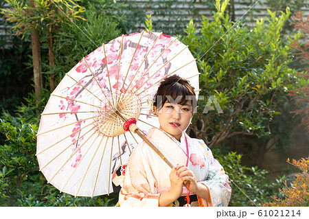 振袖を着た女性 61021214