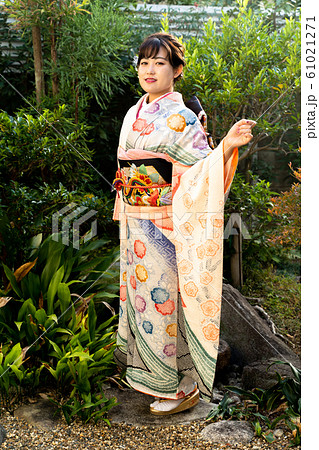 振袖を着た女性 61021271