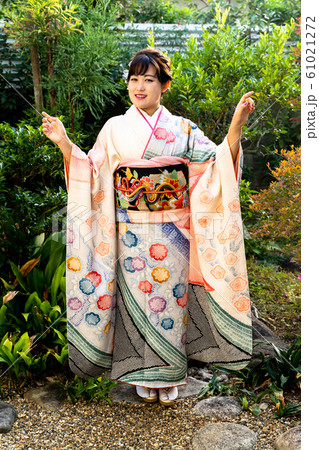 振袖を着た女性 61021272