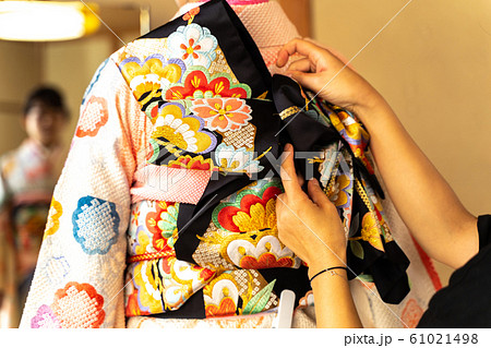 振袖の着付け 振袖の着付け 61021498