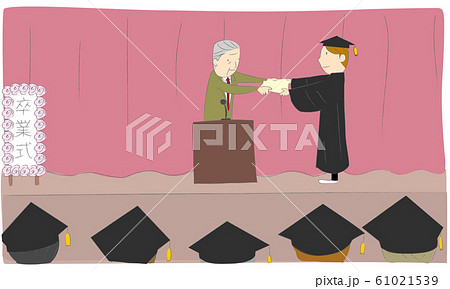 学位授与式で学位記を受け取るガウンで男性 学位授与式で学位記を受け取るガウンで男性 61021539