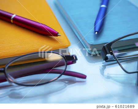 ビジネスイメージ・手帳・メガネ・女性 61021689