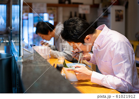 ラーメン　男性　食べる　食事　 61021912