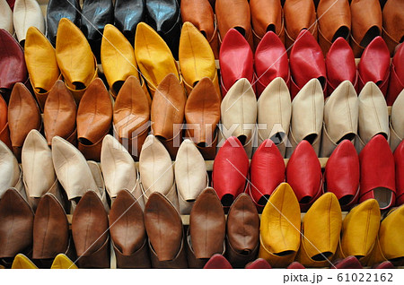 モロッコ、フェズ、メディナ、バブーシュ（皮スリッパ） 61022162