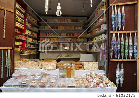 モロッコ、フェズ、メディナのスーク、菓子店 モロッコ、フェズ、メディナのスーク、菓子店 61022175