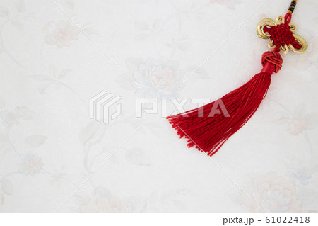 Chinese Lucky red Knot on wallpaper 61022418