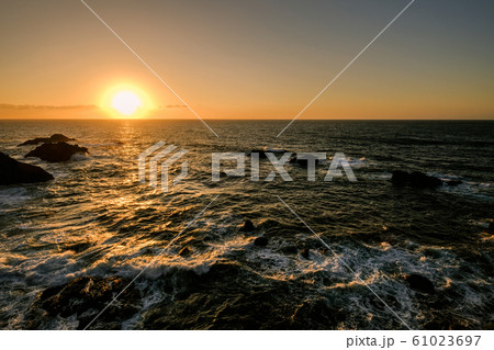 越前岬の夕暮れ 61023697
