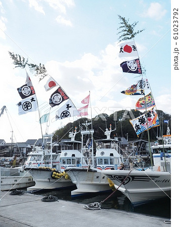 元日の室津漁港の風景　大漁旗 61023792