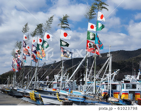 元日の室津漁港の風景　大漁旗 61023798