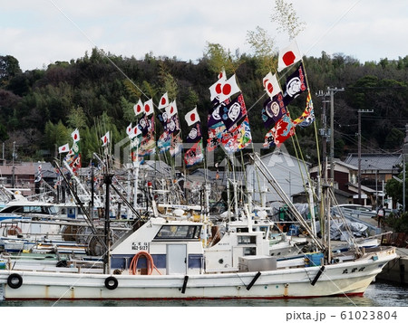 元日の室津漁港の風景　大漁旗 61023804