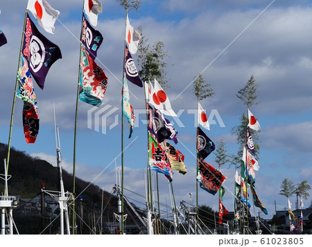 元日の室津漁港の風景　大漁旗 61023805