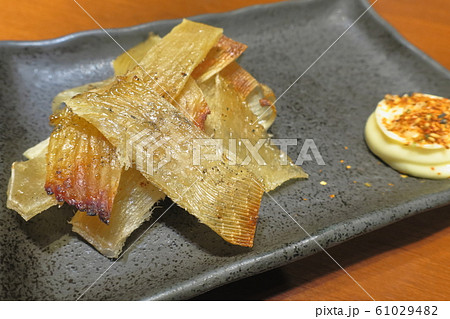 「エイヒレの炙り焼き」と七味マヨネーズ添え 61029482