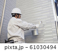 戸建て住宅の外壁を塗る塗装職人 61030494