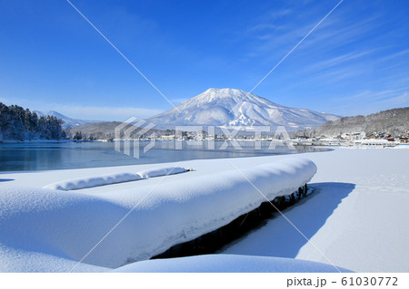 雪の野尻湖と黒姫山 61030772