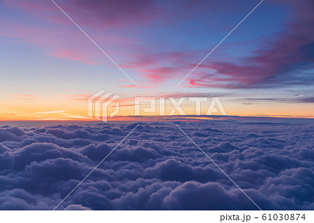 雲上の夕焼け風景の写真素材