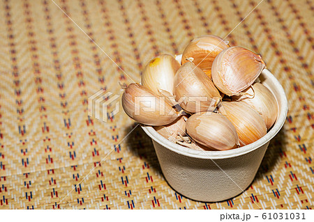 garlic cloves part of whole onion vegetable 61031031
