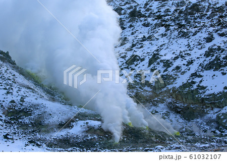 北海道 硫黄山の噴煙 北海道 硫黄山の噴煙 61032107