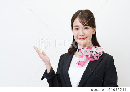 ビジネスウーマン(若い女性、白バック、スーツ、スカーフ ビジネスウーマン(若い女性、白バック、スーツ、スカーフ 61032211