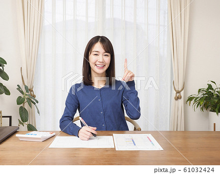 笑顔で確定申告の準備をする女性 61032424