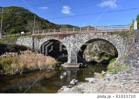 田舎の川にかかる石橋の眼鏡橋の風景写真 田舎の川にかかる石橋の眼鏡橋の風景写真 61033710