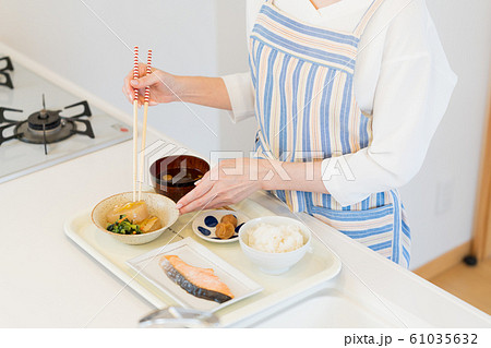 配膳、ホームヘルパー 61035632