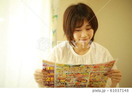 広告を見る女性 61037148