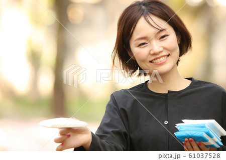 ティッシュ配りする女性の写真素材