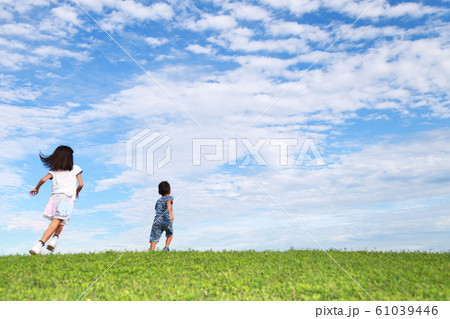 目標に向かって走る子供たち 芝生の上を走る子供達の写真素材