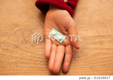 薬を持った子供の手 薬を持った子供の手 61039857