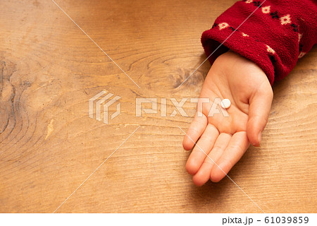 薬を持った子供の手 薬を持った子供の手 61039859