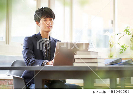 ノートPCを操作する若い男性 ノートPCを操作する若い男性 61040505