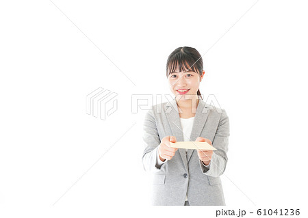 書類を提出する若いビジネスウーマン 61041236