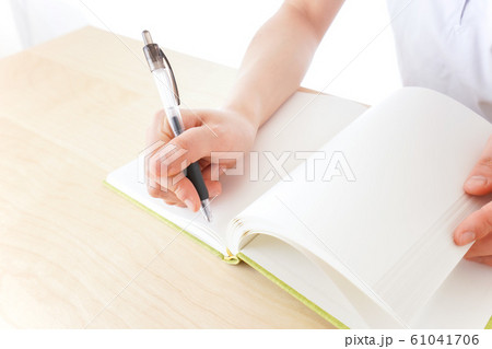 授業を受ける若い女子学生 授業を受ける若い女子学生 61041706