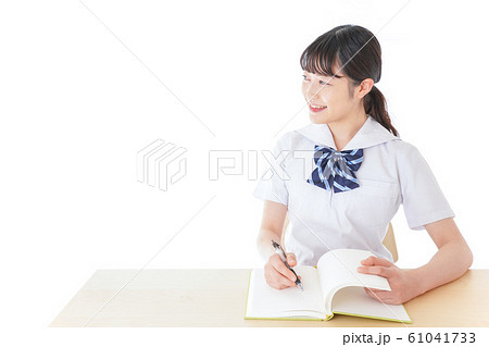 授業を受ける若い女子学生 授業を受ける若い女子学生 61041733