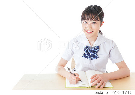 授業を受ける若い女子学生 授業を受ける若い女子学生 61041749