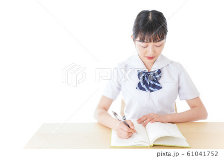 授業を受ける若い女子学生 61041752