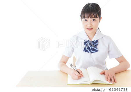授業を受ける若い女子学生 61041753