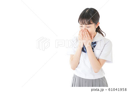咳をする若い女子学生 咳をする若い女子学生 61041958