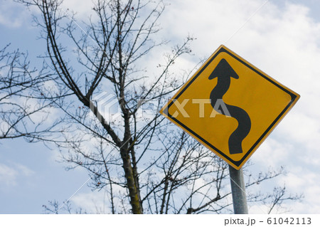 ジグザクの道路標識 61042113