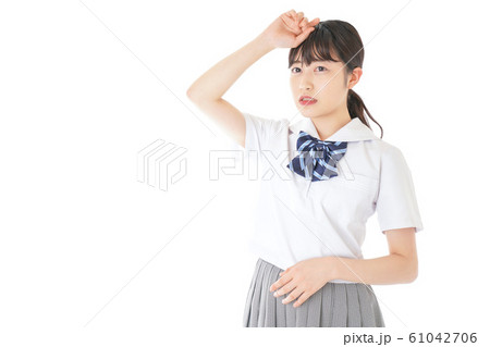 頭痛に苦しむ若い女子学生 頭痛に苦しむ若い女子学生 61042706