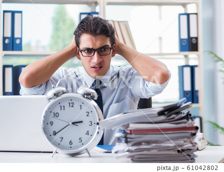 Businessman missing deadline for deliverables in office 61042802