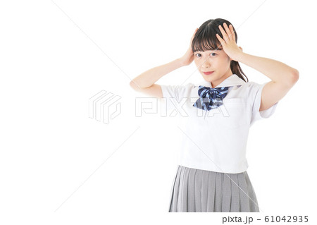 考え事をする学生 考え事をする学生 61042935
