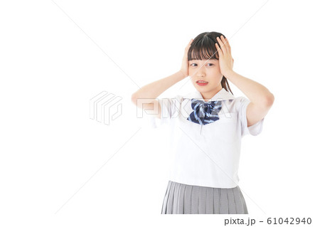 考え事をする学生 考え事をする学生 61042940